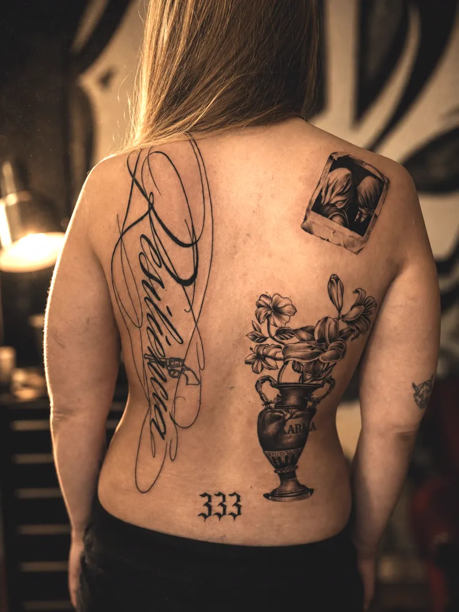 Lettering e floral nas costas