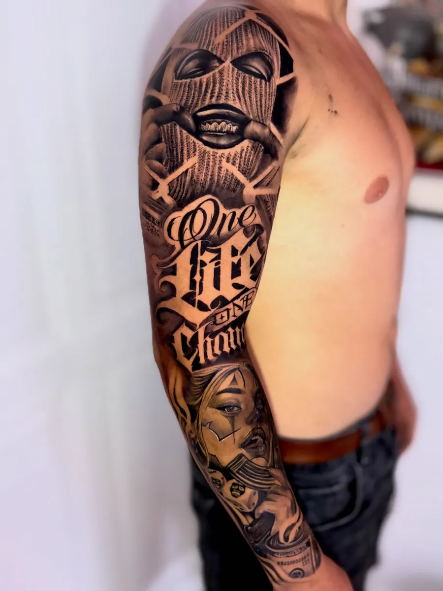 Braço fechado com lettering e realismo